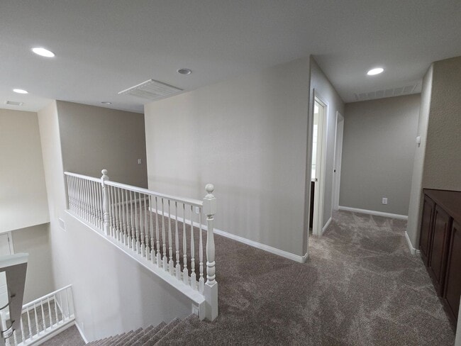 Building Photo - 5 BED, 2 1/2 BATH, 2 STORY HOME!!