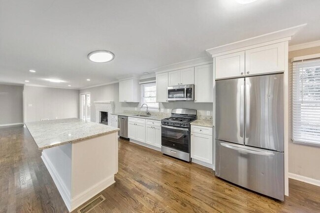 Building Photo - 909 Rosedale Dr