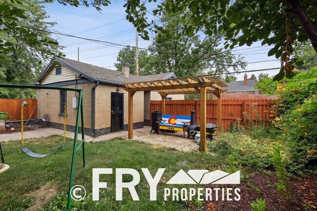 Building Photo - Classic Bungalow in Amazing Location