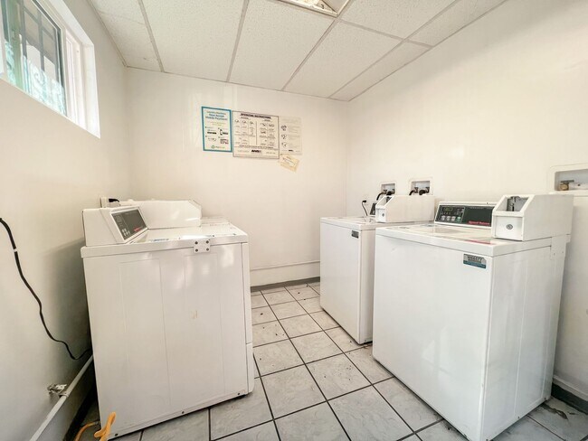 Building Photo - 1 Bedroom in Gardena With Parking Included...