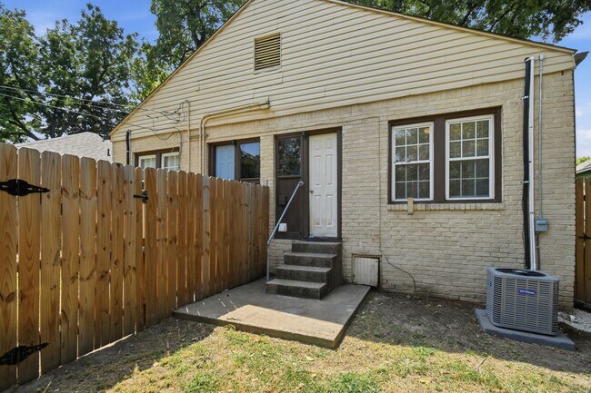 Building Photo - E 8th St Duplex