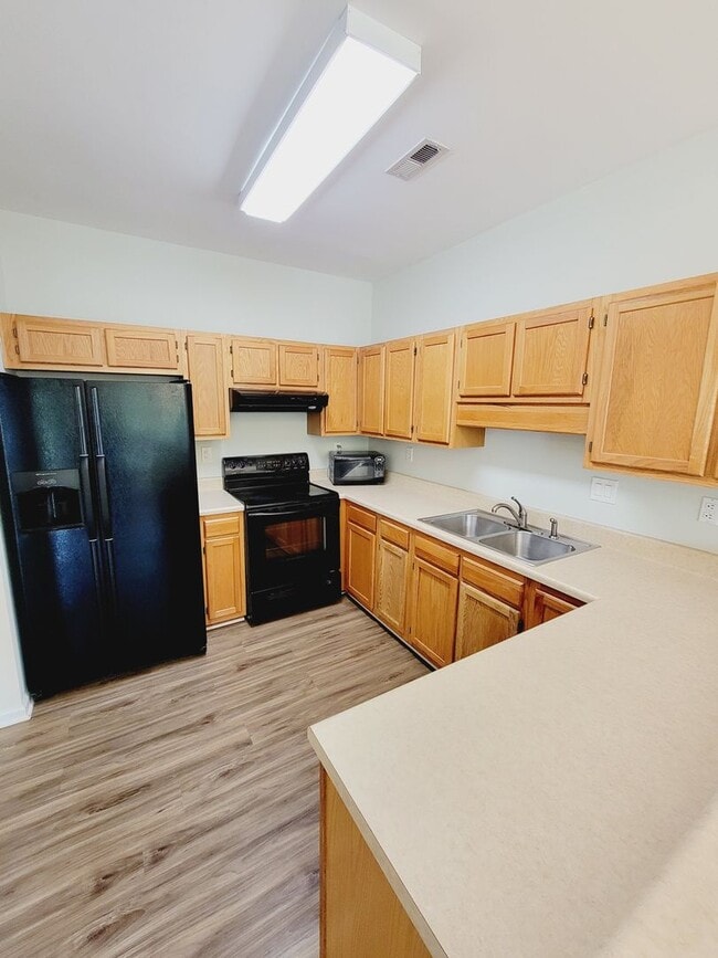 Building Photo - HEATHFIELD HALL- 3BD/2BA Townhome