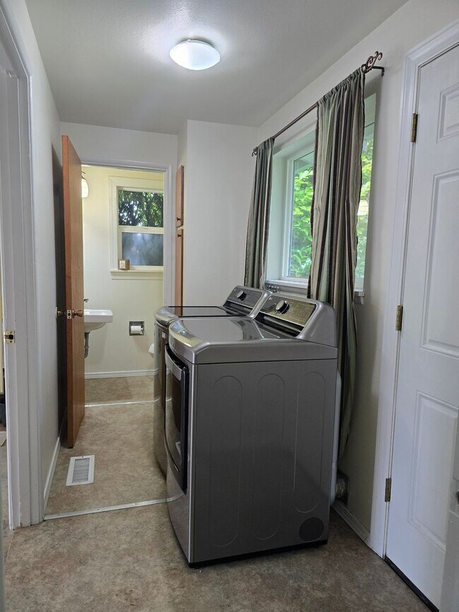 Building Photo - Beautiful 3 bedroom on large lot.