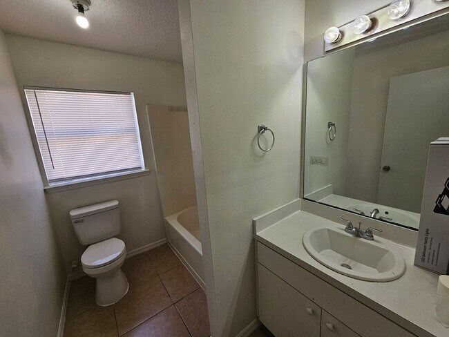 Building Photo - 2611 Hollow Ln