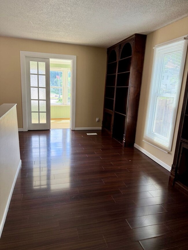 Building Photo - 3 Bed/1.5 Bath House For Rent with 2 Car Garage!