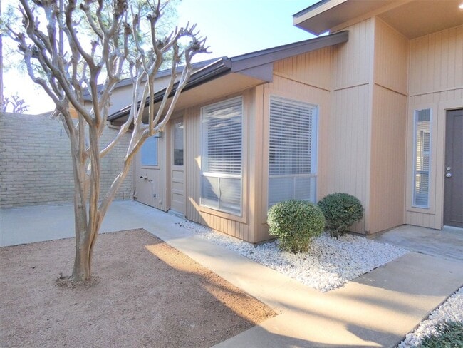 Building Photo - 604 Golfview Dr