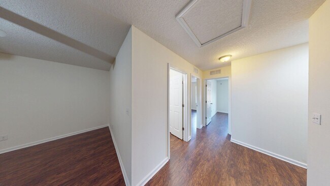 Building Photo - 3BR/ 2.5BA TOWNHOME With Garage - Timmerma...