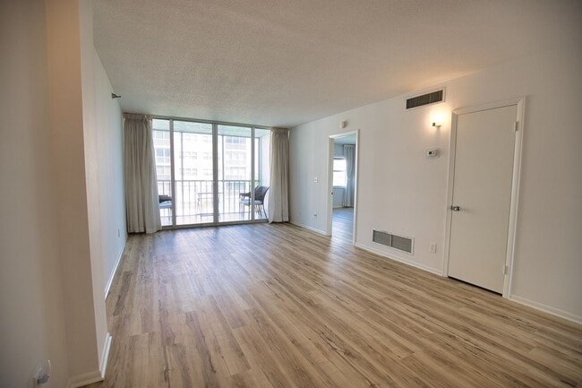 Building Photo - Annual Unfurnished Venice Island Condo – Costa Brava