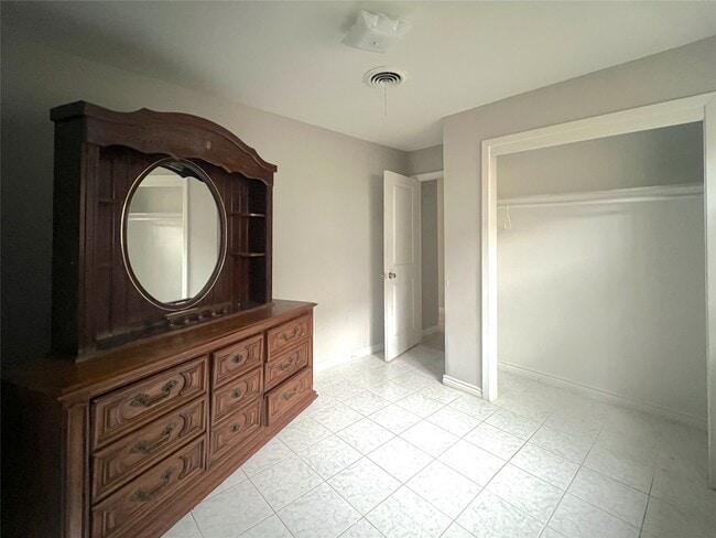 Building Photo - 13522 Hollypark Dr