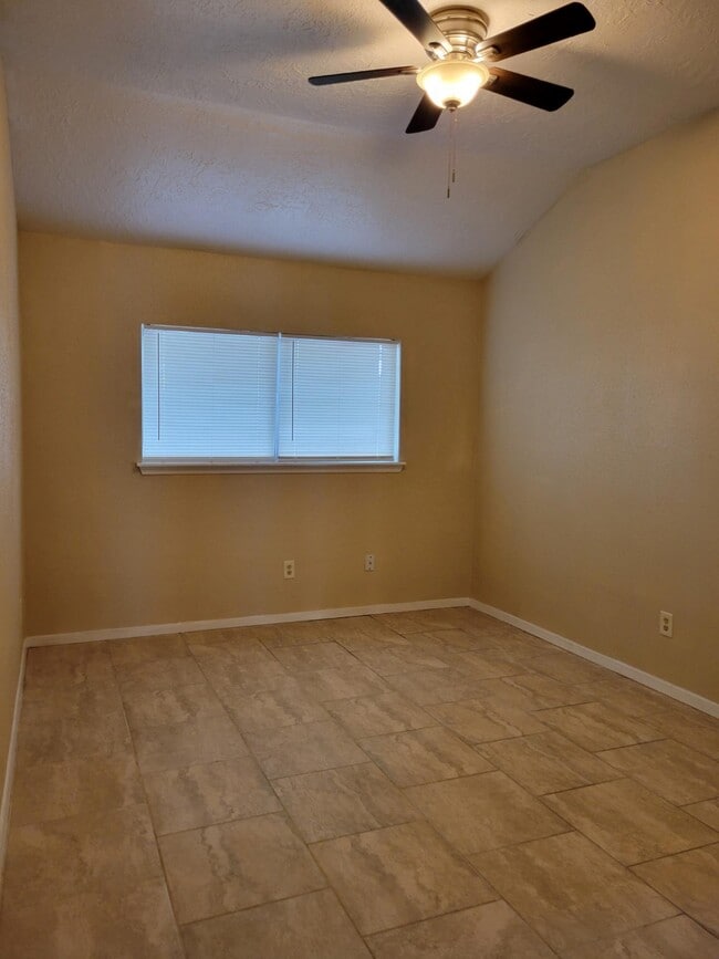 Building Photo - 11002 Longtom Ct