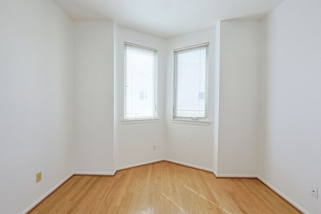 Building Photo - 2 Bed / 2.5 Bath Condo – Walk to Balboa Park!