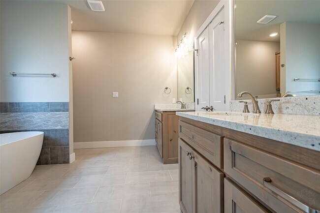 Building Photo - 2044 Salina Cir