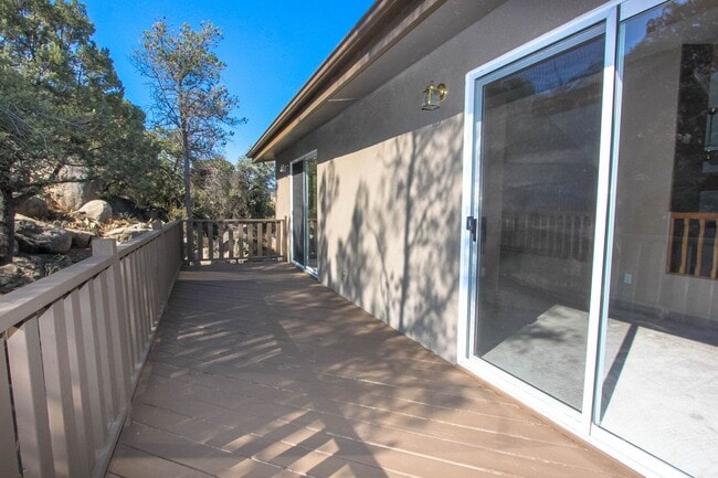 Building Photo - Home located in Pines & Boulders