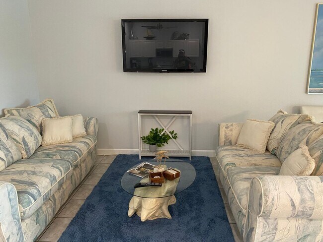 Building Photo - Sunset Lakes