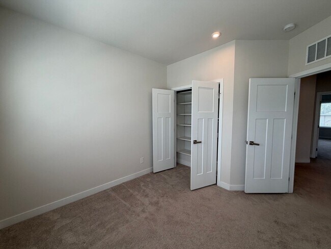 Building Photo - 921 Portrush Ln