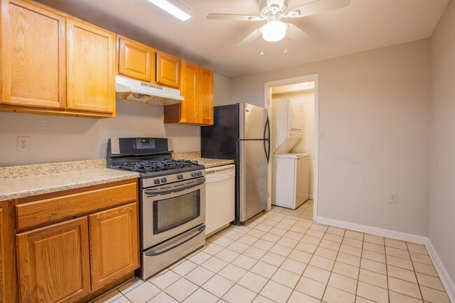 Building Photo - Cute 2 BR/1 BA Condo Apartment in Bellevue!