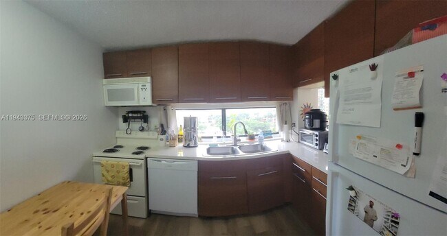 Building Photo - 17021 N Bay Rd