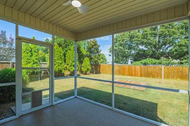 Building Photo - 256 Southbank Dr