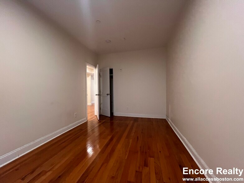 Building Photo - 123 Sutherland Rd