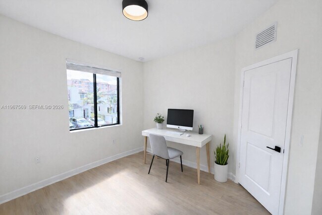 Building Photo - 323 NE 208th Terrace