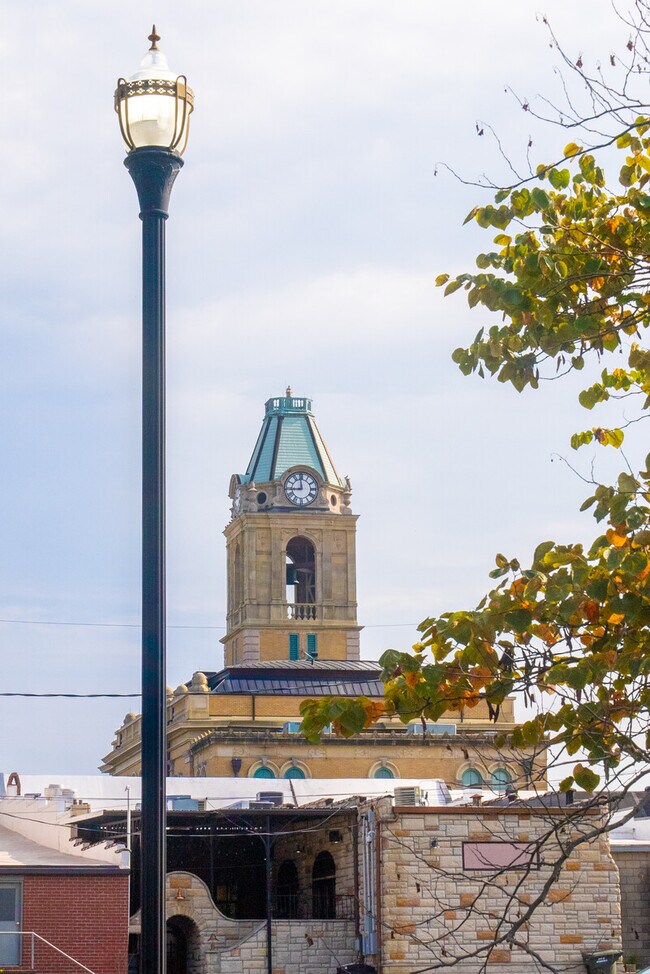 Building Photo - 305 Connell St