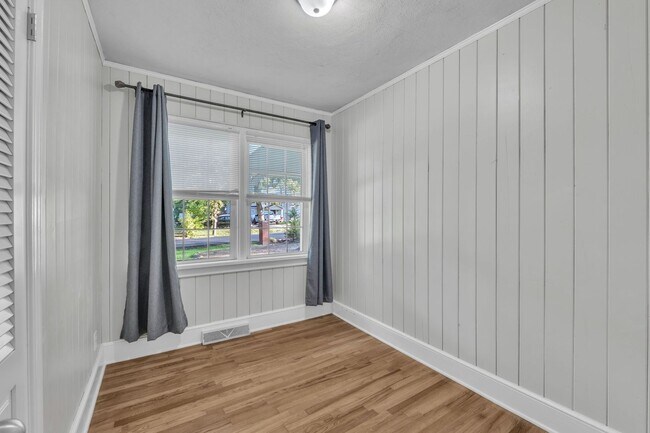 Building Photo - Well-maintained 3-bedroom, 1-bath all brick ranch offering 1,253 sq. ft. of functional living space