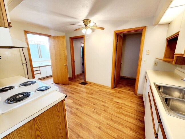 Building Photo - 2 Bedroom house near Mileground - Available 05/20/2026