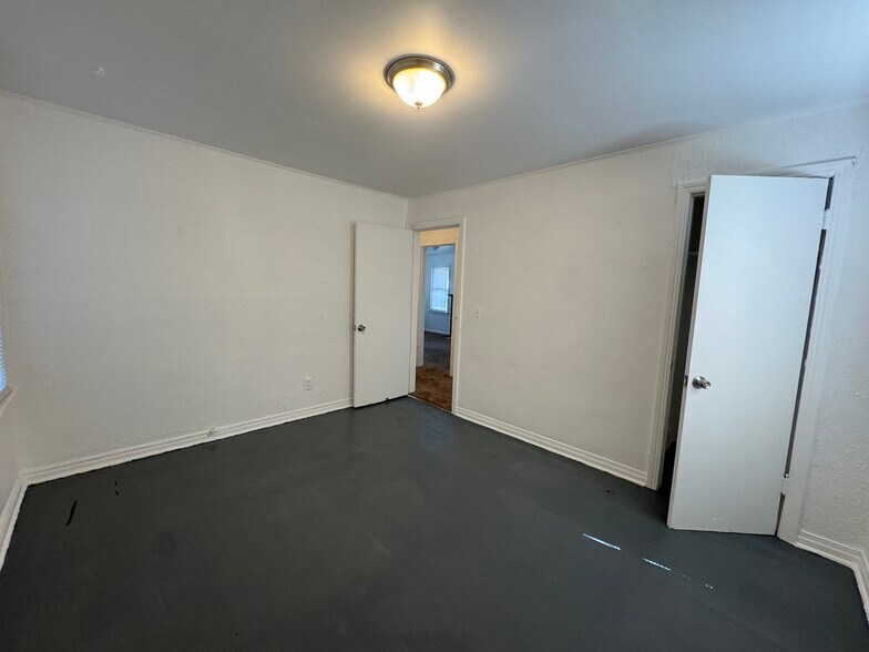 Building Photo - 2108 NE 18th St