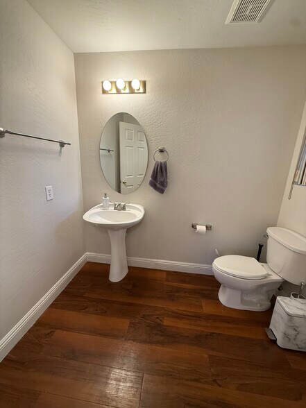 Building Photo - 8868 W Greer Ave