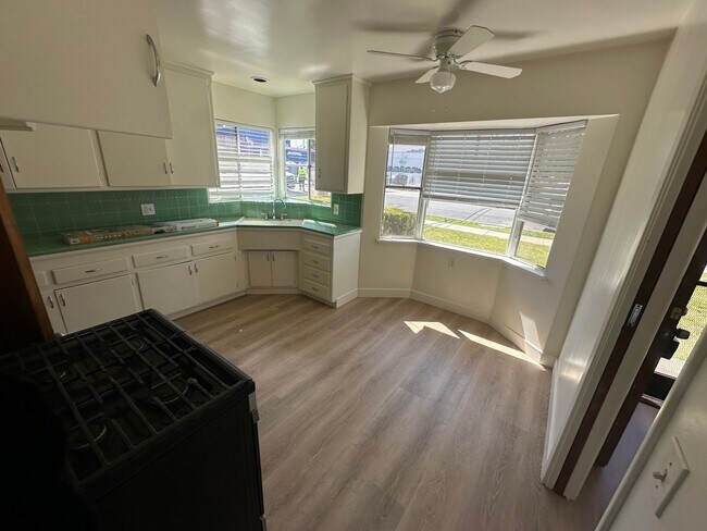 Building Photo - $500 OFF 1ST MONTHS RENT! Bright 2 Bedroom...