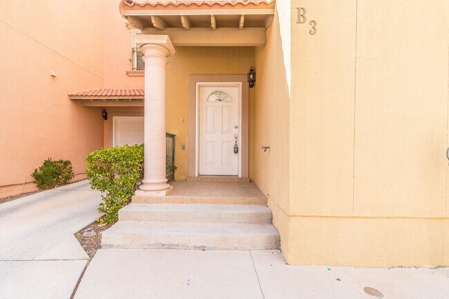 Building Photo - Adorable 3 bedroom 2.5 bath condo in Easts...