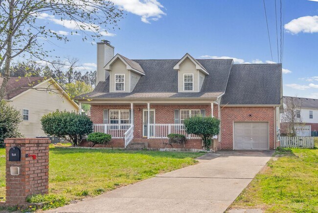 Building Photo - LARGE FENCED IN YARD!!!