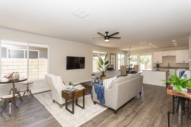 https://my.matterport.com/show/?m=UVg89P7s... - 680 Wilson St Chino ...