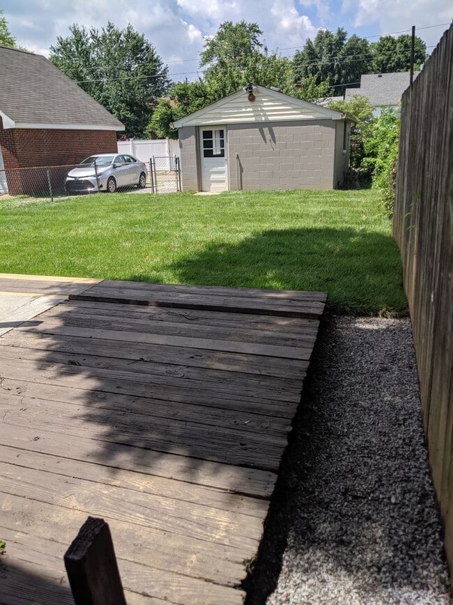 Building Photo - Crescent Hill  Charming Three Bedroom Bung...