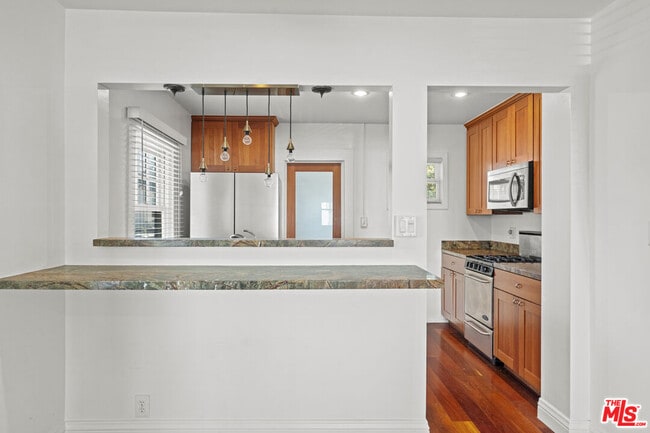 Building Photo - 307 6th Ave