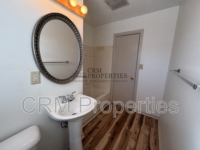 Building Photo - 1008 E Fischer St