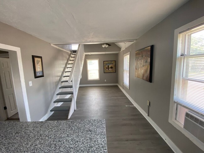 Building Photo - Very attractive 2BR 1/2 duplex