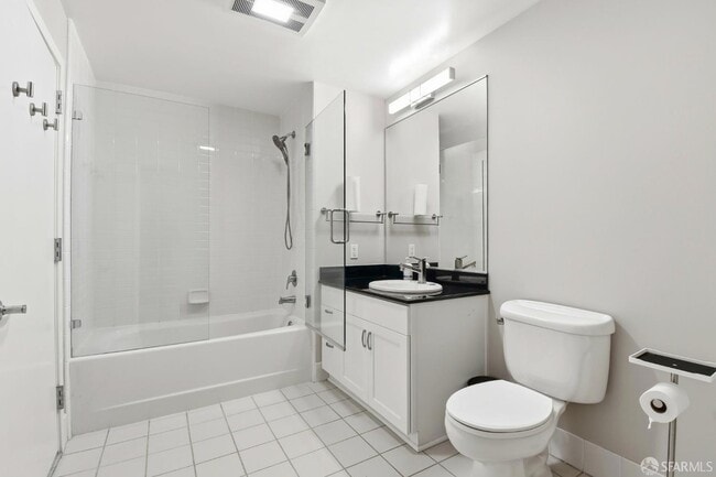 Building Photo - 250 King St