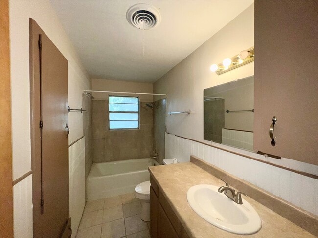 Building Photo - 16109 Clarence St