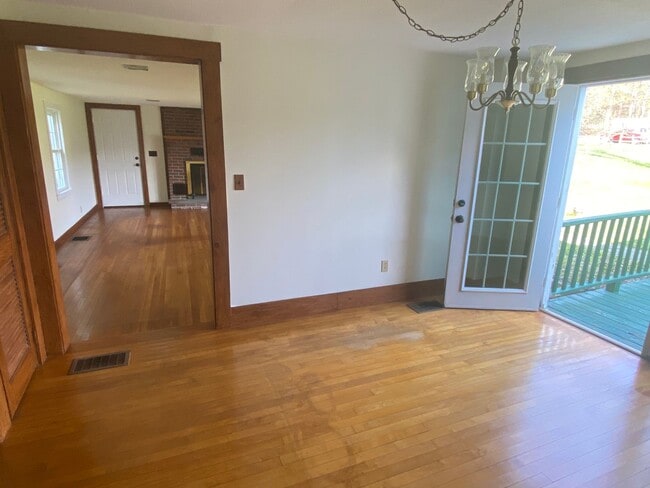 Building Photo - Authentic 3 bedroom New England Colonial! ...