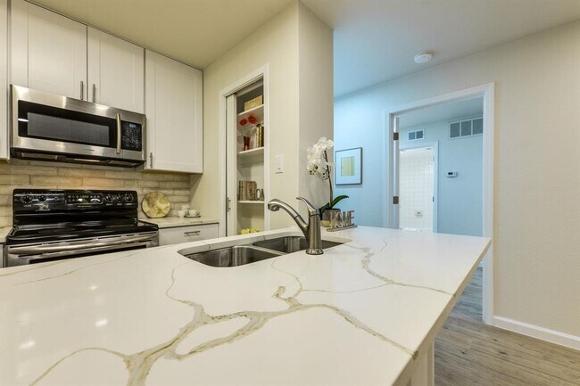 Building Photo - 8888 Tallwood Dr