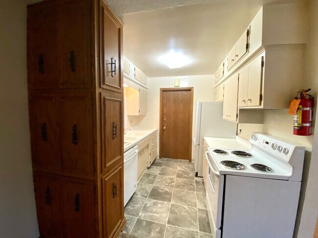 Building Photo - 2 Bed Duplex