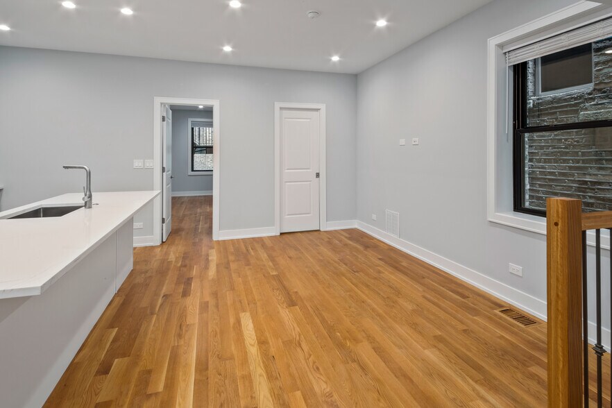 Building Photo - 1370 W Evergreen Ave