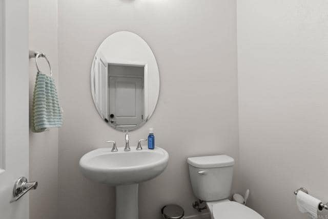 Building Photo - 2460 Solara Ln
