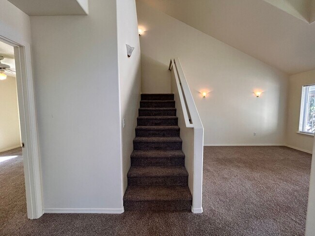Building Photo - 2 Bed/2 Bath Apartment in NE Bend - Worthington Court