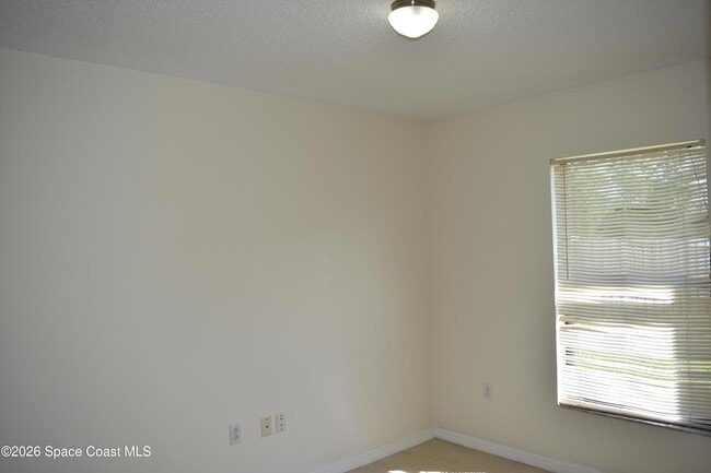 Building Photo - 247 High Rd NW