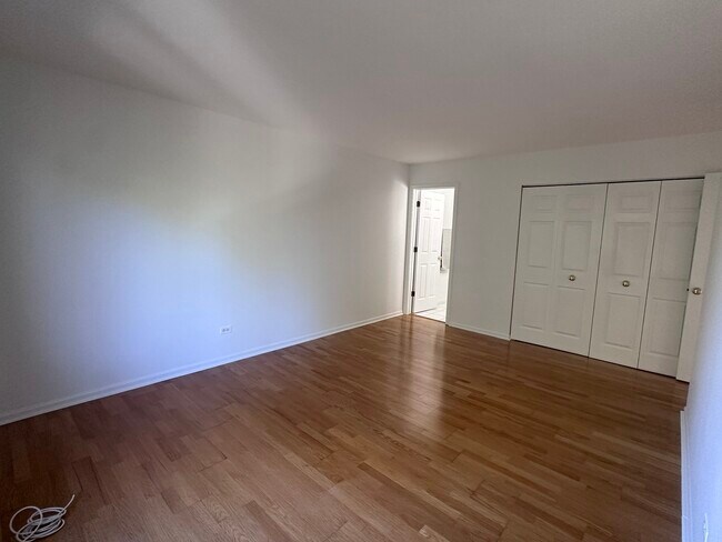 Building Photo - 234 W Ct of Shorewood