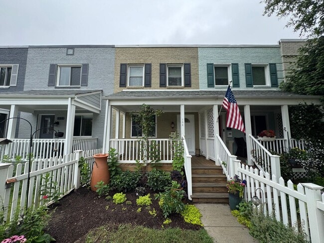 Primary Photo - Charming 2 Bed 1 Bath Interior Townhome Wi...