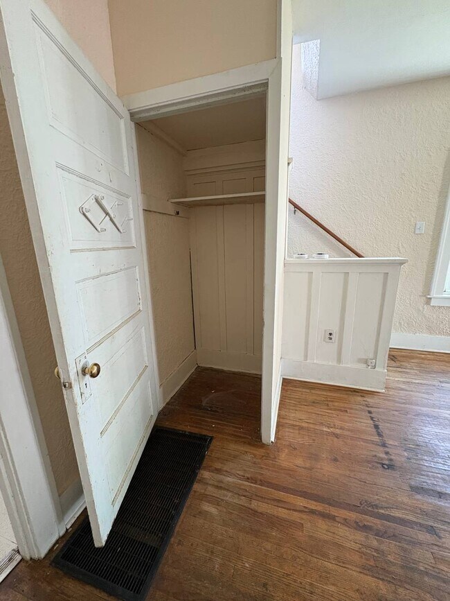 Building Photo - 27 2nd Ave SE