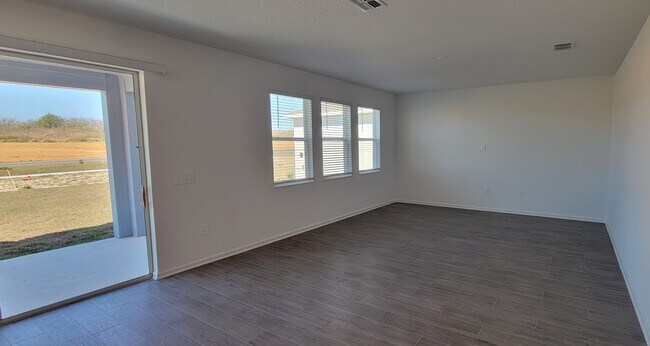 Building Photo - 2587 Runners Cir
